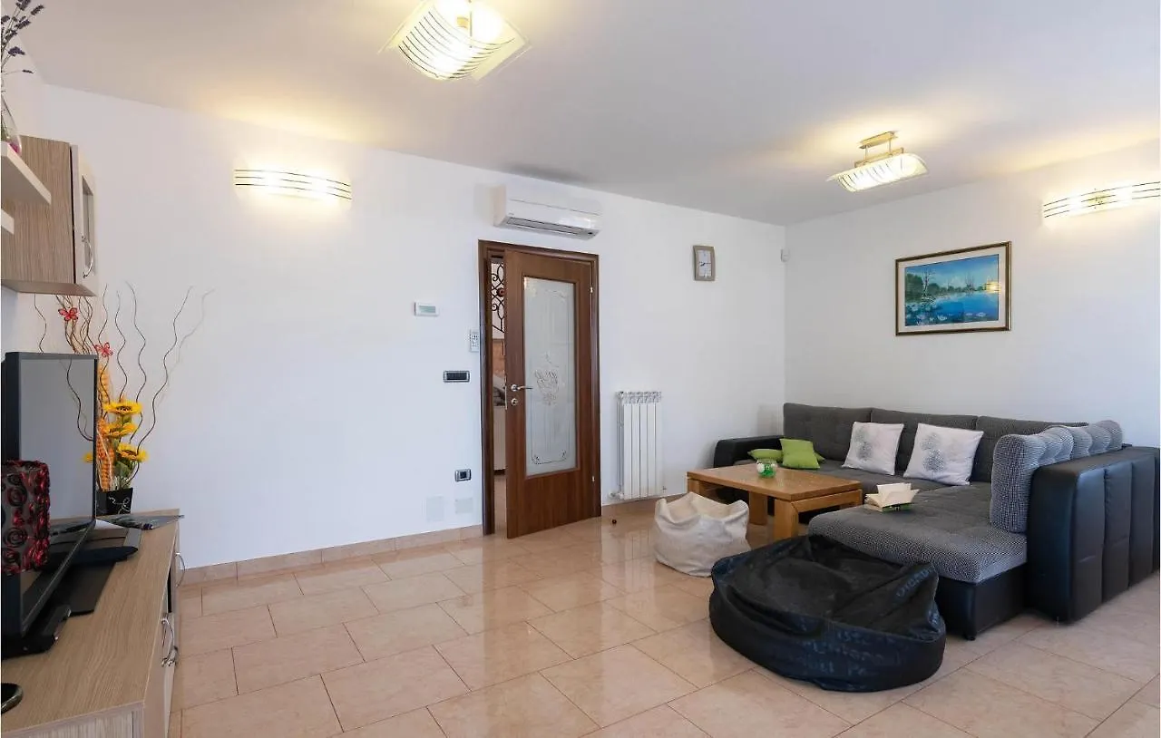 Holiday home 3 Bedroom Cozy Home In Hr-52215 Vodnjan
