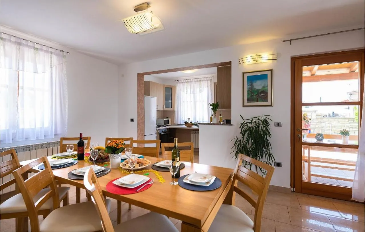 3 Bedroom Cozy Home In Hr-52215 Vodnjan