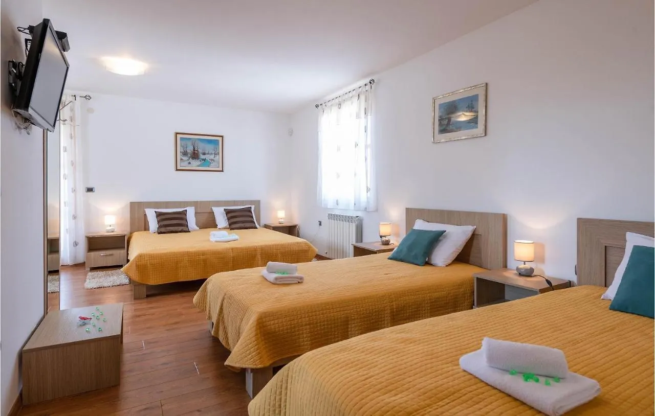 3 Bedroom Cozy Home In Hr-52215 Vodnjan Holiday home