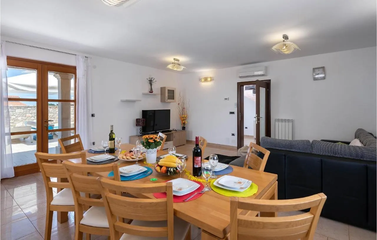 3 Bedroom Cozy Home In Hr-52215 Vodnjan Holiday home